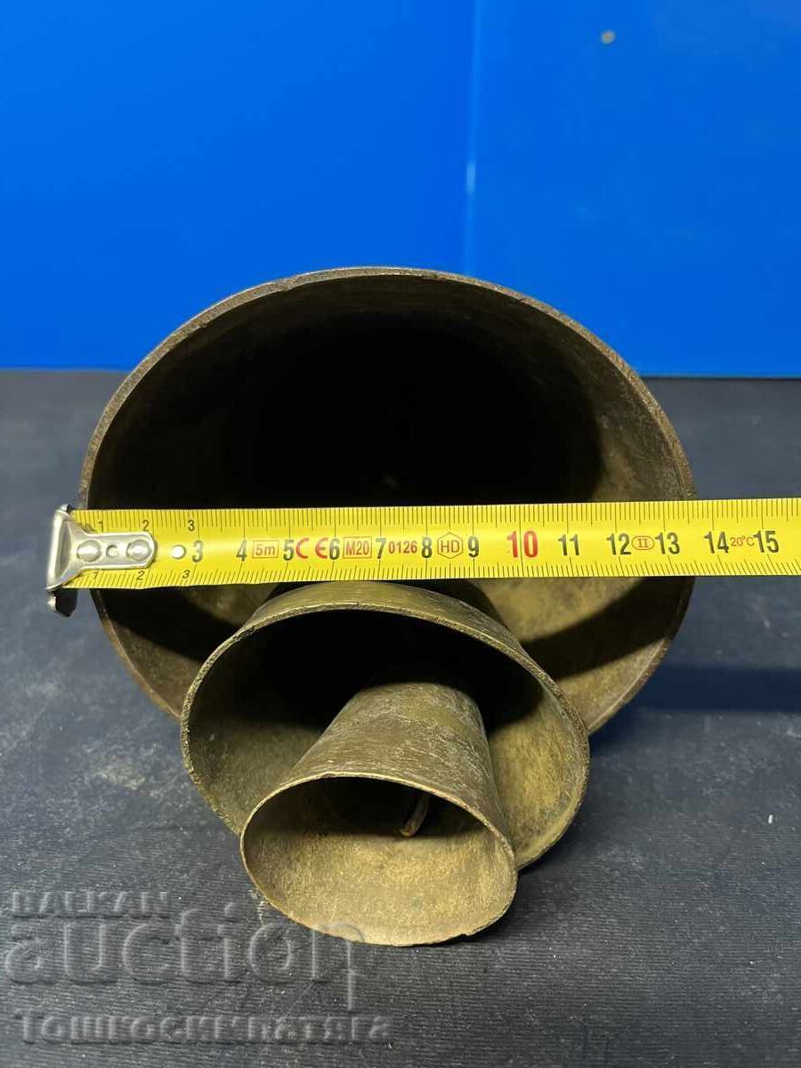 Παράδοση Παλιά, χάλκινα κουδούνια - τρία το ένα μέσα στο άλλο