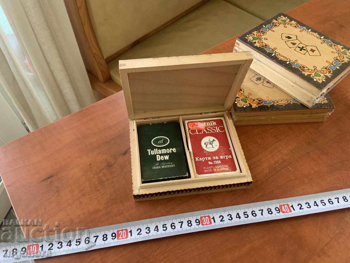 Licitație CUTIE LEMN PIROGRAFIE DESEN VECHE DE PE VREMEA SOCIALISMULUI PENTRU 2 TESTE