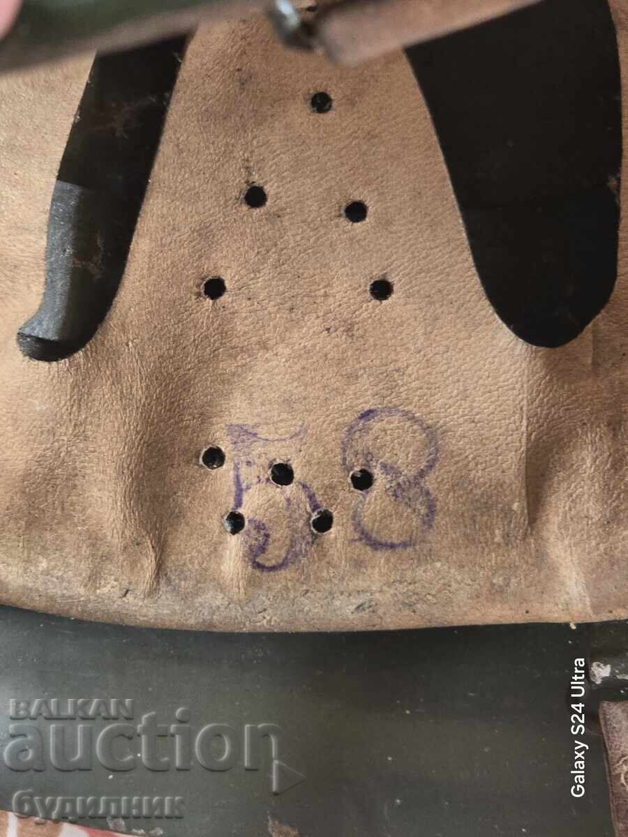 Παράδοση Στρατιωτικό κράνος σε άριστη κατάσταση, μέγεθος 58. ΒΖC. Ξεκινάω δημοπρασία