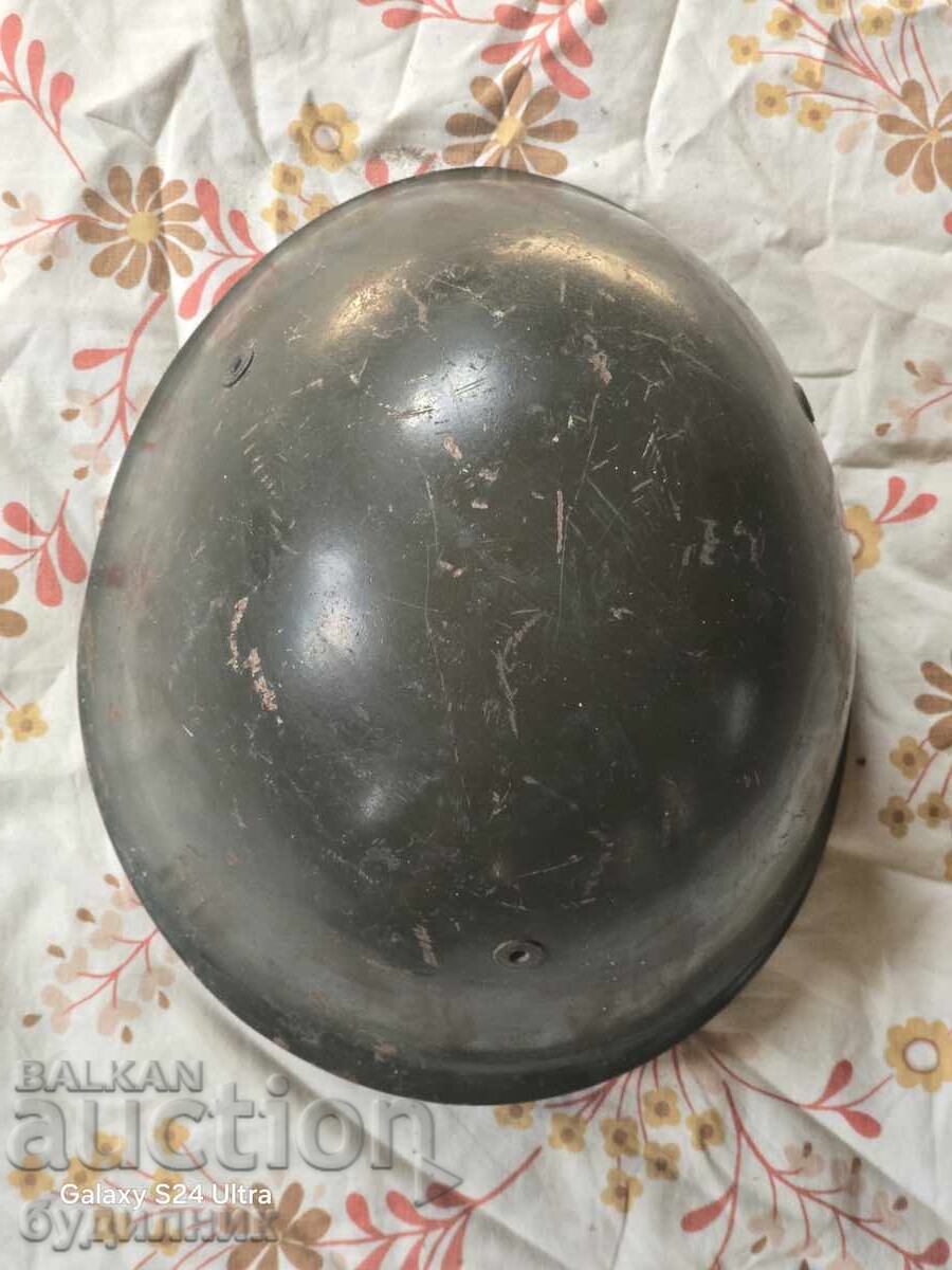 Военна каска перфектно състояние 56 размер. БЗЦ. Пускам над с цена 10.99 лв. | € 5.62