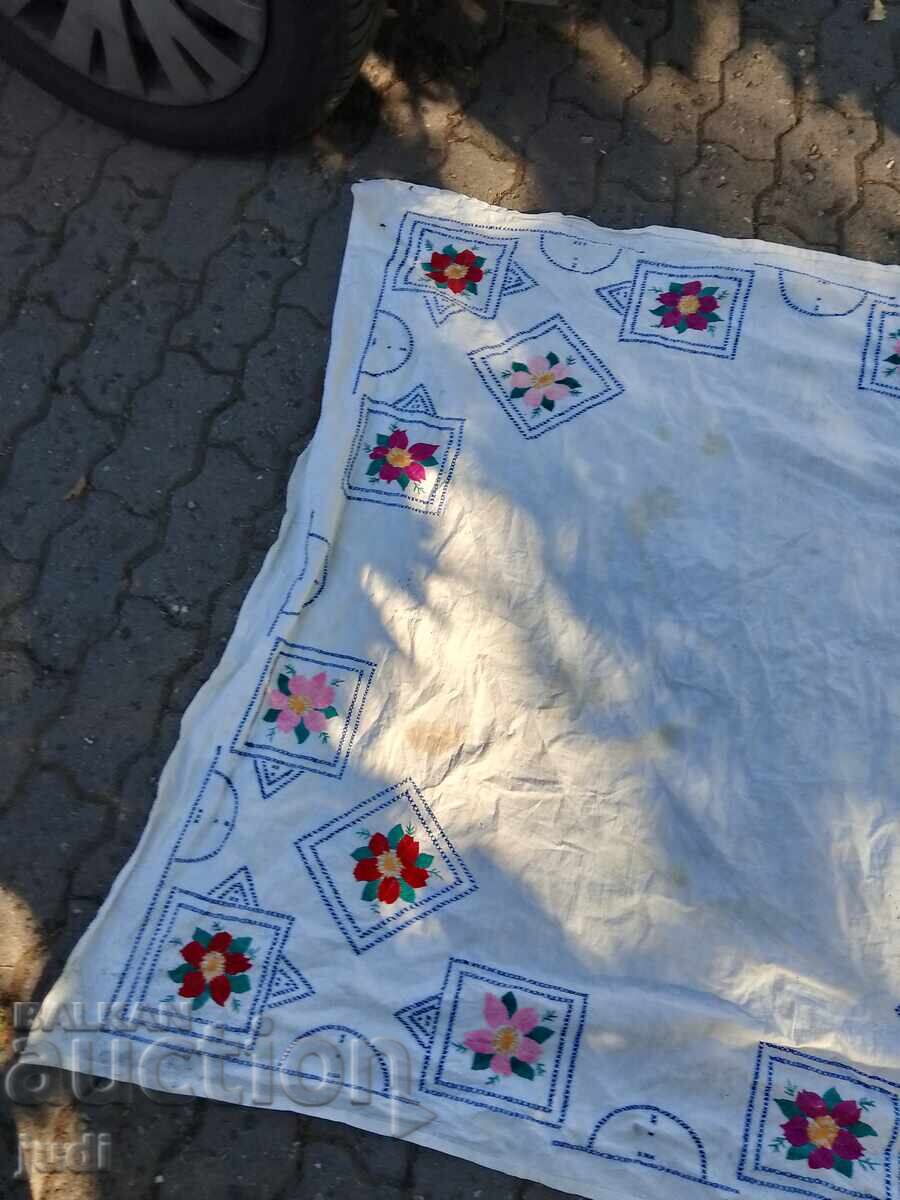 Τραπεζομάντηλο κεντήματος με τιμή 30.00 BGN | € 15.34