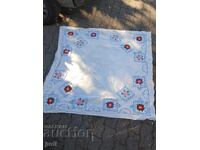 Fata de masa cu broderie