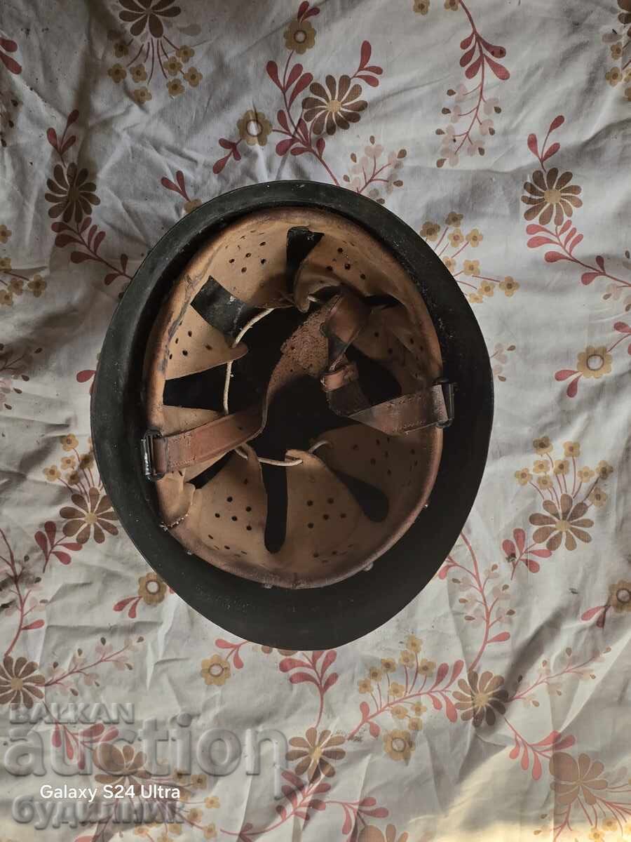 Δημοπρασία Στρατιωτικό κράνος σε άριστη κατάσταση, μέγεθος 59. ΒΖC. Βάζω σε δημοπρασία