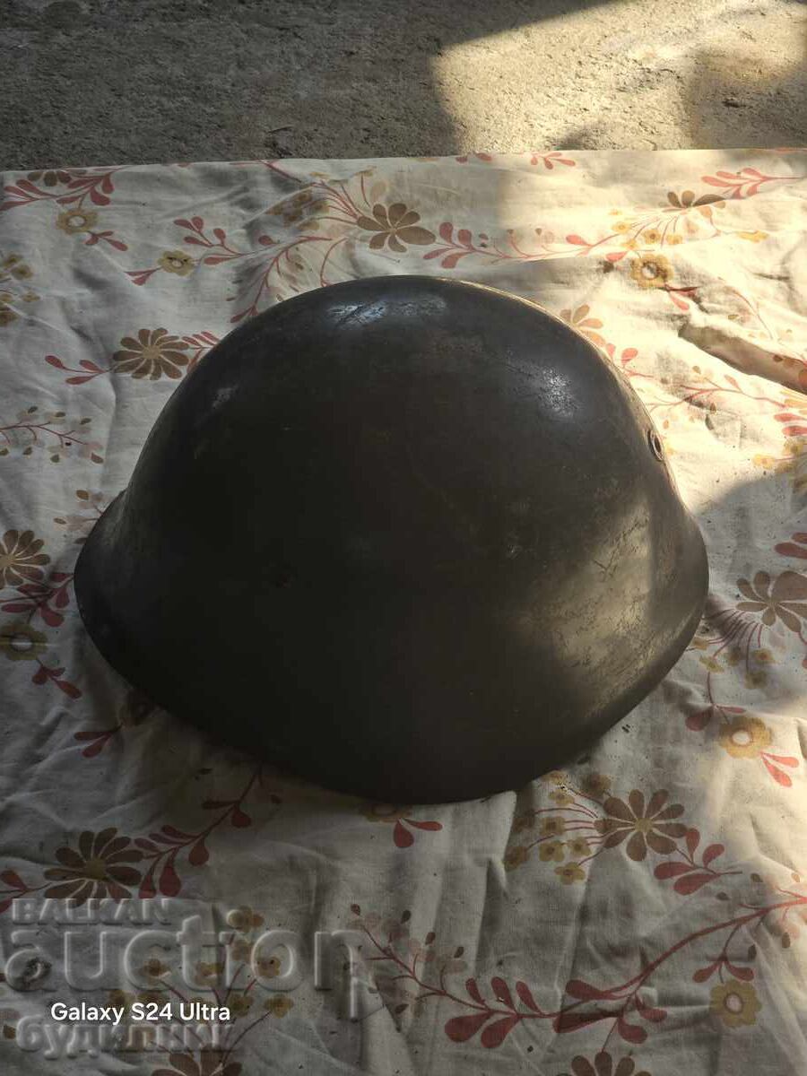 Военна каска перфектно състояние 56 размер. БЗЦ. Пускам над с цена 9.99 лв. | € 5.11