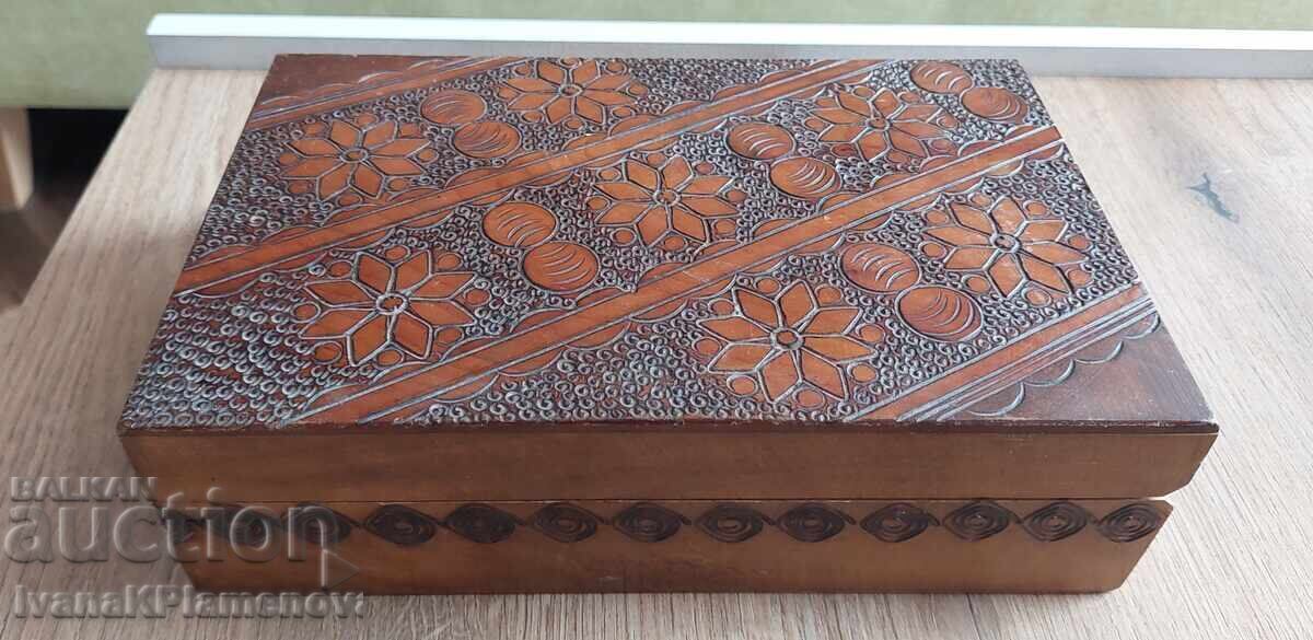 Δημοπρασία Ξύλινο κουτί για τους γνώστες