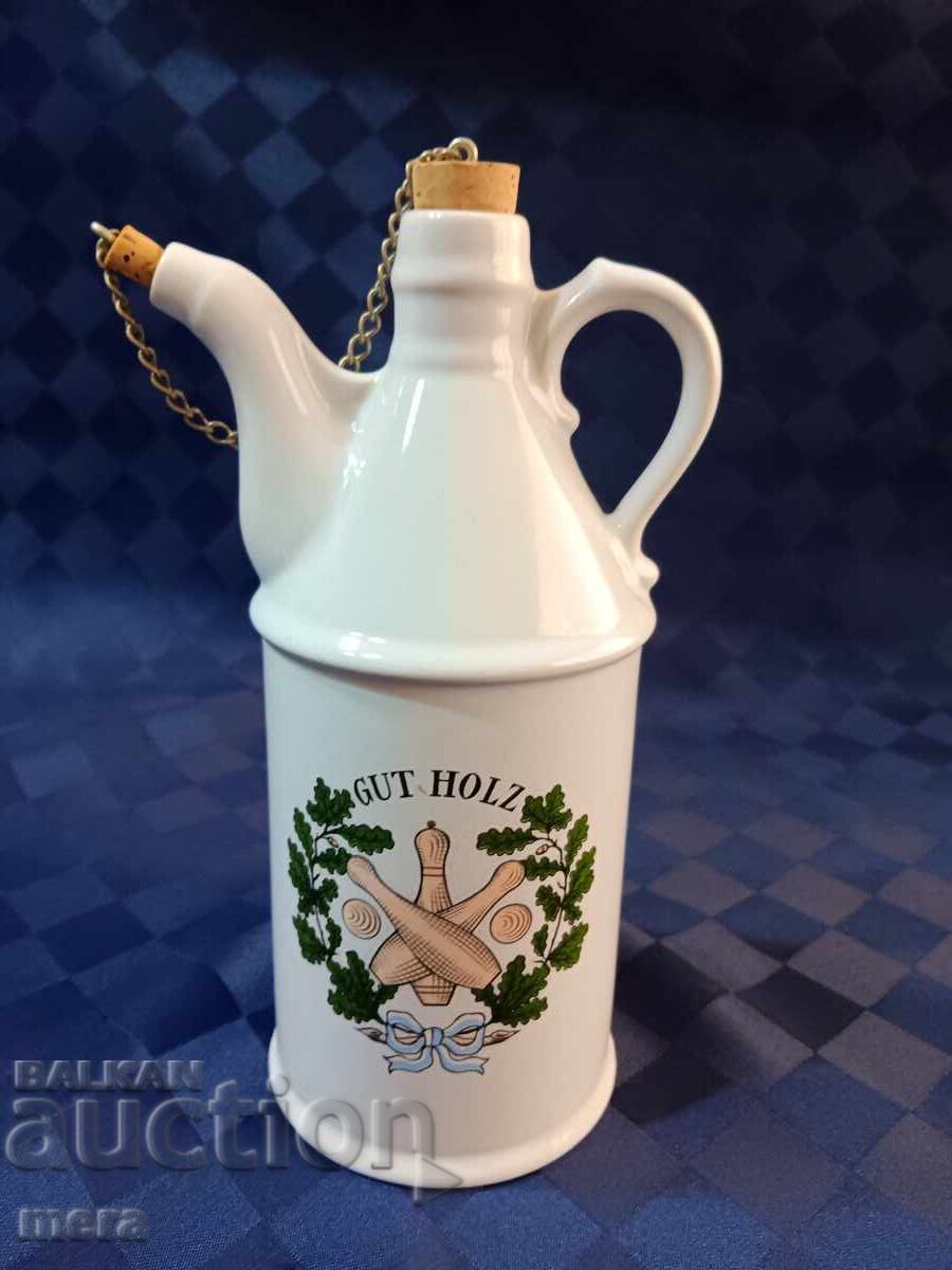 Πορσελάνινη κανάτα για κρασί