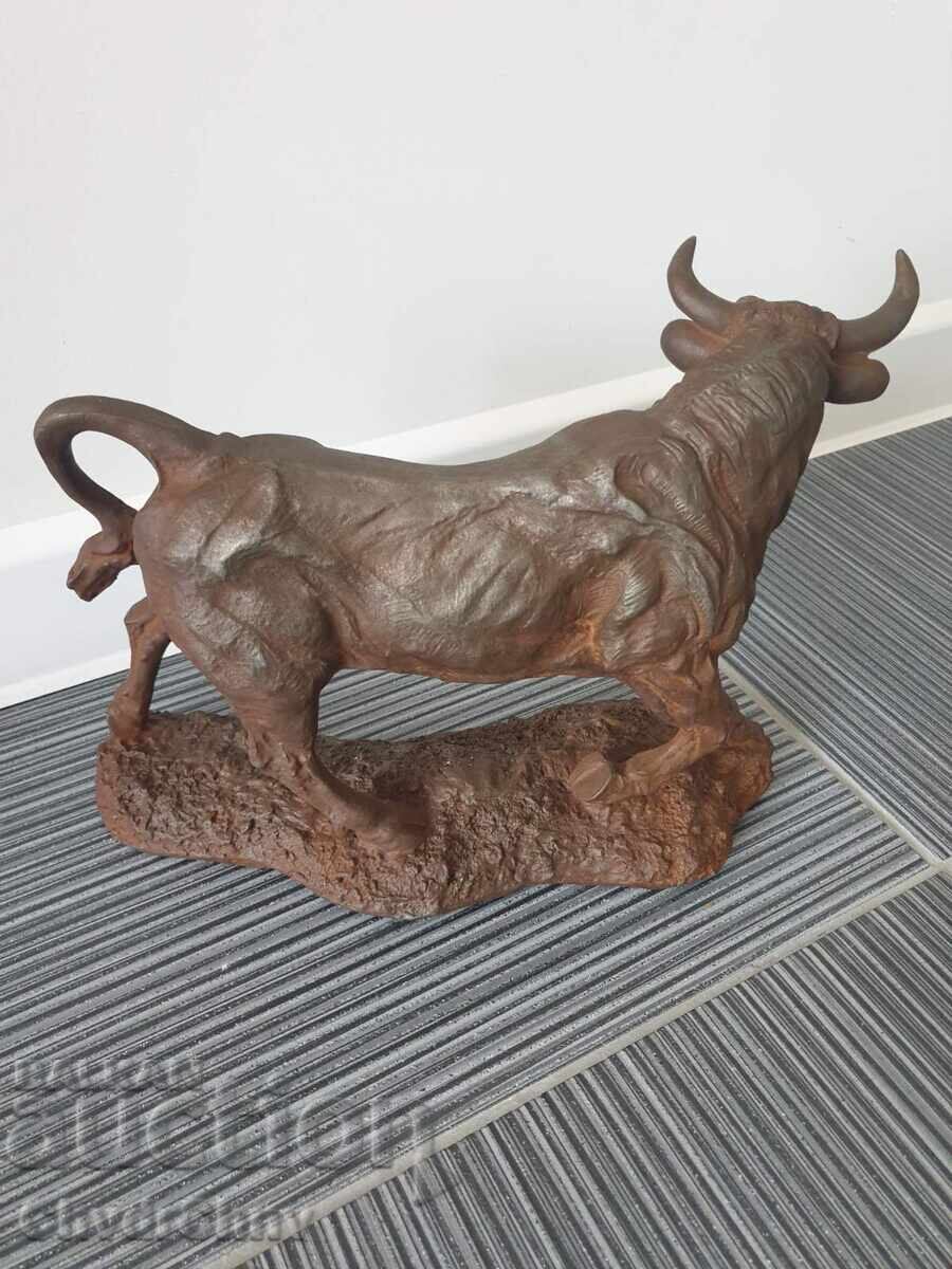 Figurină de taur din fontă/statuetă metalică de fier 31cm-5kg cu preț 800.00 BGN | € 409.03