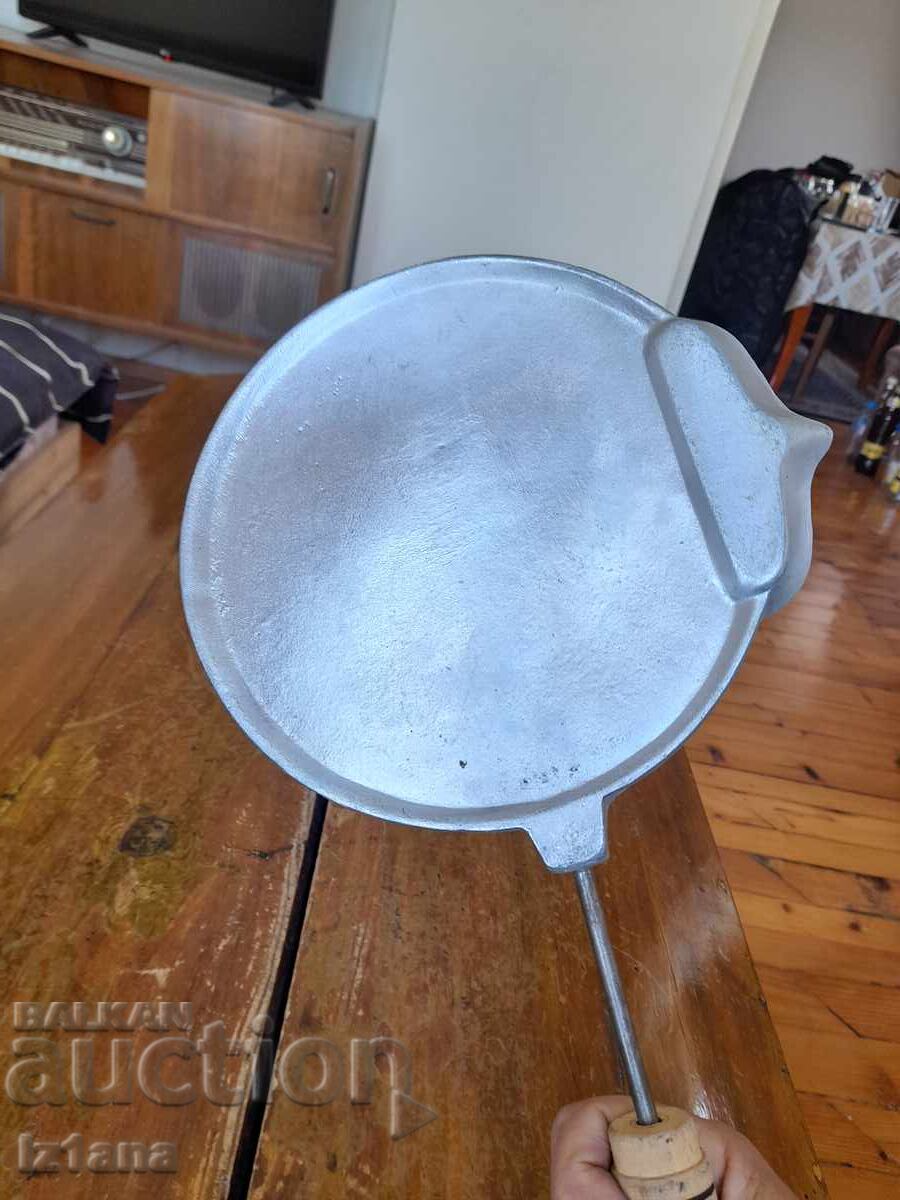 Auction  Old Waffle Cook