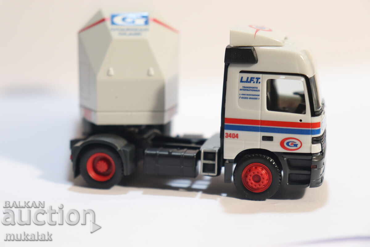 Delivery of HERPA H0 1/87 MERCEDES TRUCK MODEL TRANSPORT OF GLASS