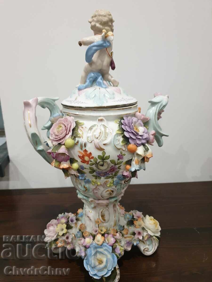Vază figurină Sitzendorf veche de 40 cm cu capac, cu înger-heruvim cu preț € 1000.00 | 1955.84 BGN Vază figurină Sitzendorf veche de 40 cm cu capac, cu înger-heruvim cu preț € 1000.00 | 1955.84 BGN