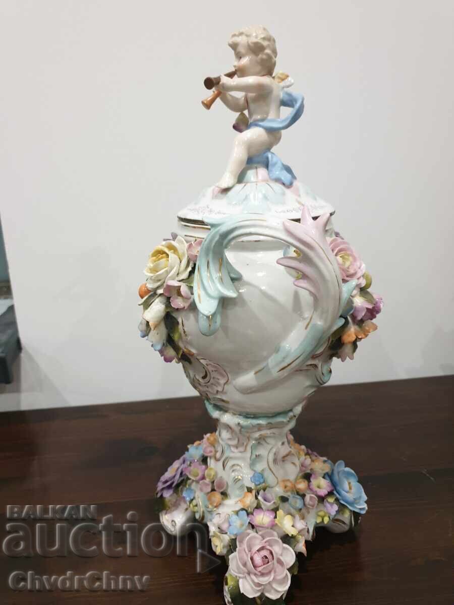 Licitație Vază figurină Sitzendorf veche de 40 cm cu capac, cu înger-heruvim Licitație Vază figurină Sitzendorf veche de 40 cm cu capac, cu înger-heruvim