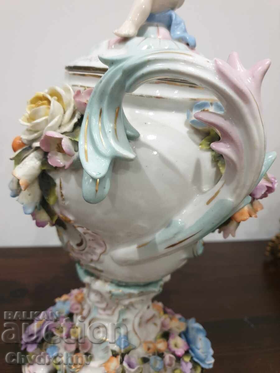 Livrarea Vază figurină Sitzendorf veche de 40 cm cu capac, cu înger-heruvim Livrarea Vază figurină Sitzendorf veche de 40 cm cu capac, cu înger-heruvim