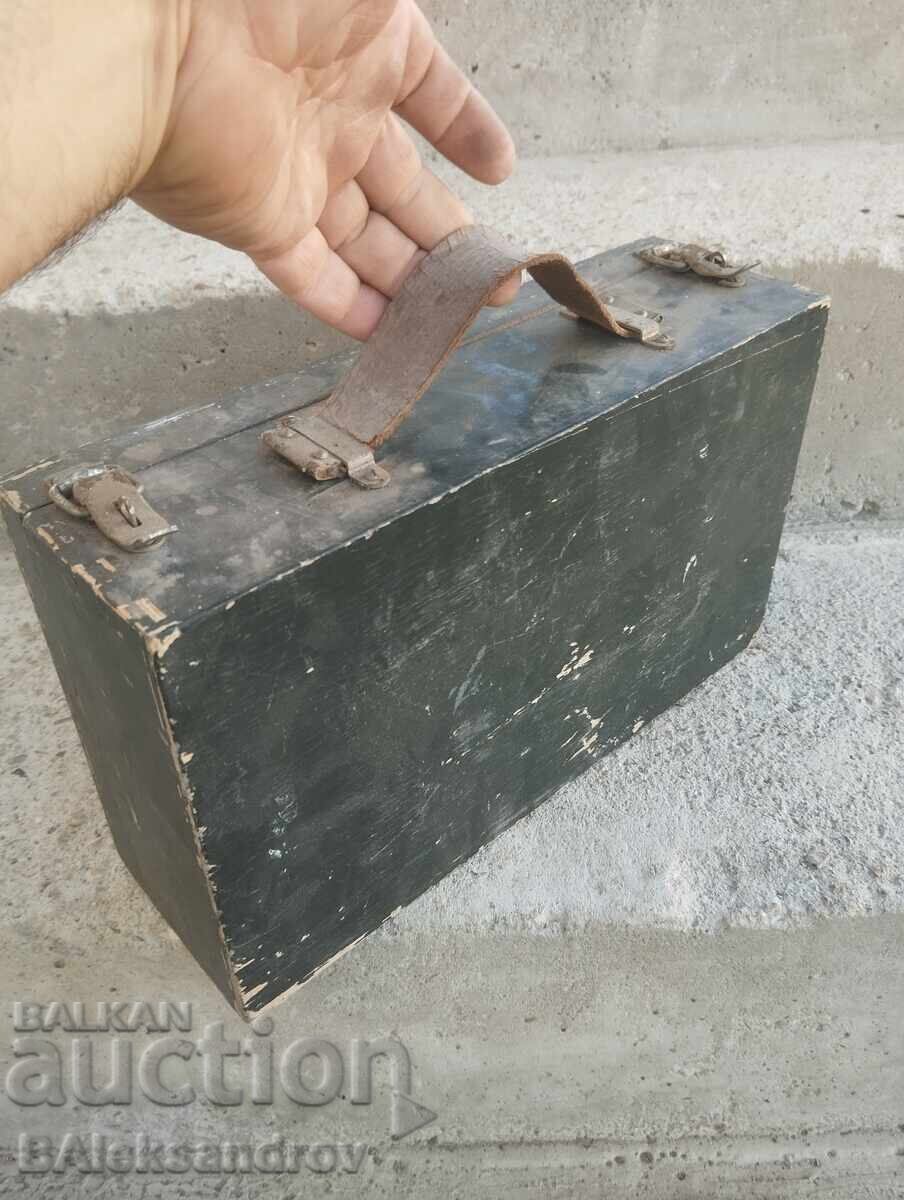 Licitație Valiză veche militară din lemn