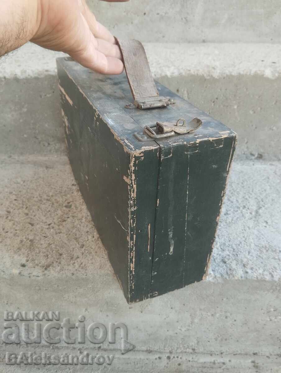Доставка на Старо военно дървено куфарче