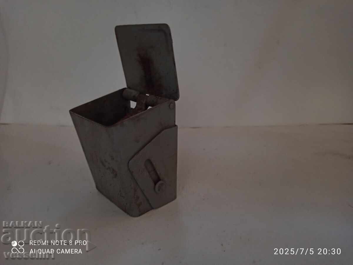 Vechi scrumieră mobilă de tren BDJ Vechi scrumieră mobilă de tren BDJ