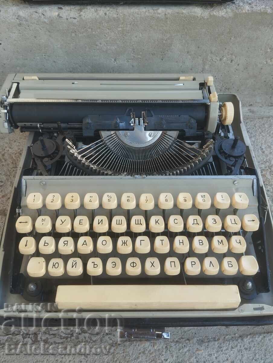 Mașină de scris MARIȚA cu preț 18.00 BGN | € 9.20
