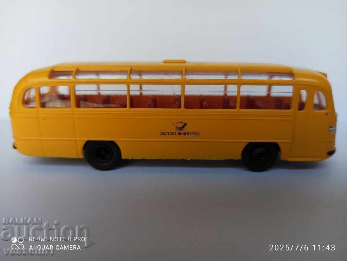 Delivery of Mercedes bus HO 1/87 Brekina model for diorama