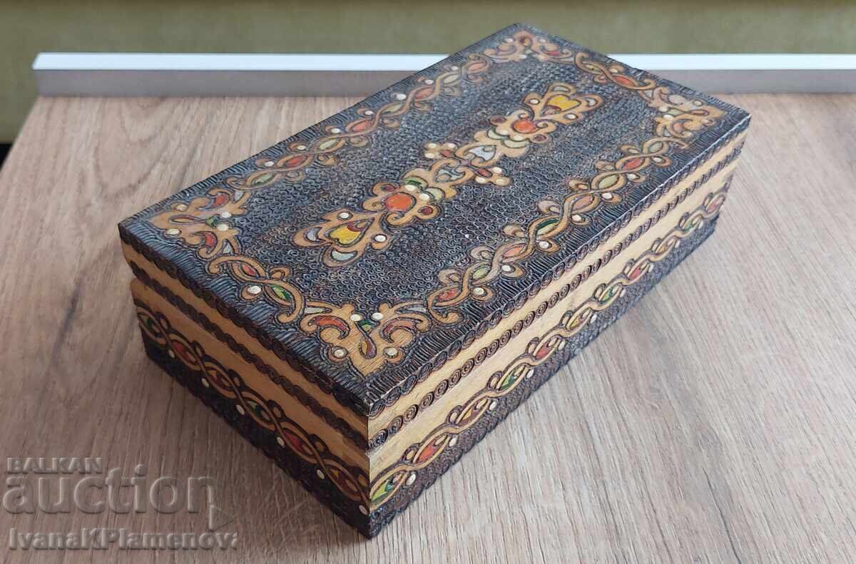 Кутия дървена пирографирана ретро за ценители с цена 22.00 лв. | € 11.25