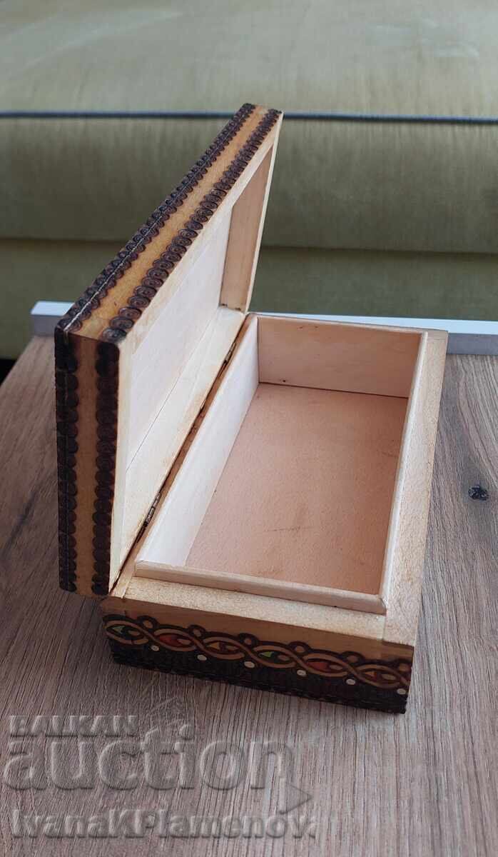 Доставка на Кутия дървена пирографирана ретро за ценители