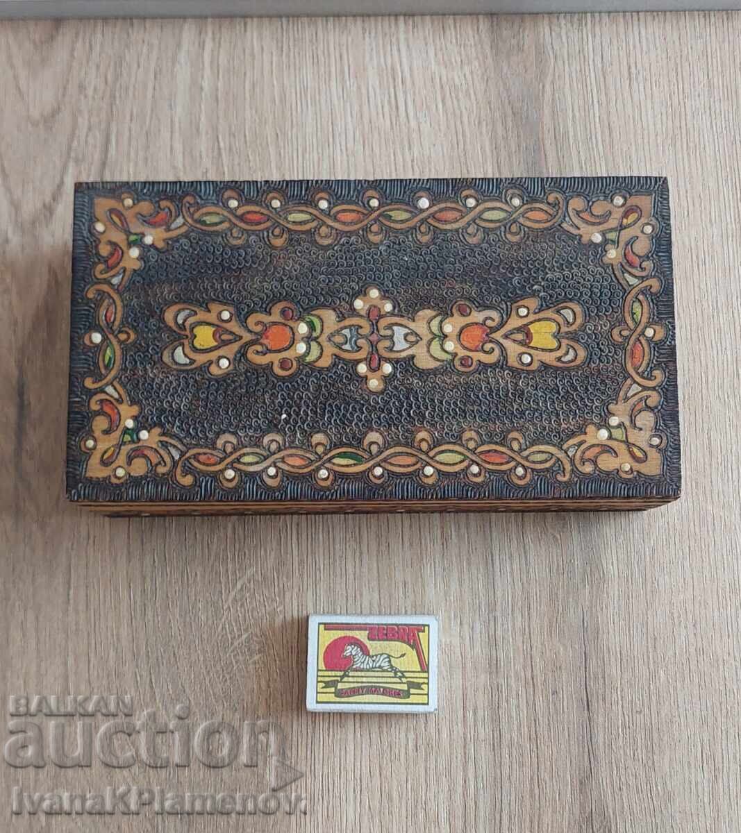 Кутия дървена пирографирана ретро за ценители - 5