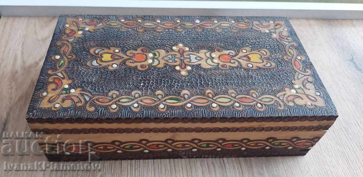 Кутия дървена пирографирана ретро за ценители