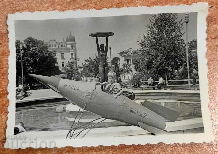 RAKETA URSS VOSTOK 2 TOY SOC FOTO NRB BULGARIA cu preț 9.00 BGN | € 4.60 RAKETA URSS VOSTOK 2 TOY SOC FOTO NRB BULGARIA cu preț 9.00 BGN | € 4.60