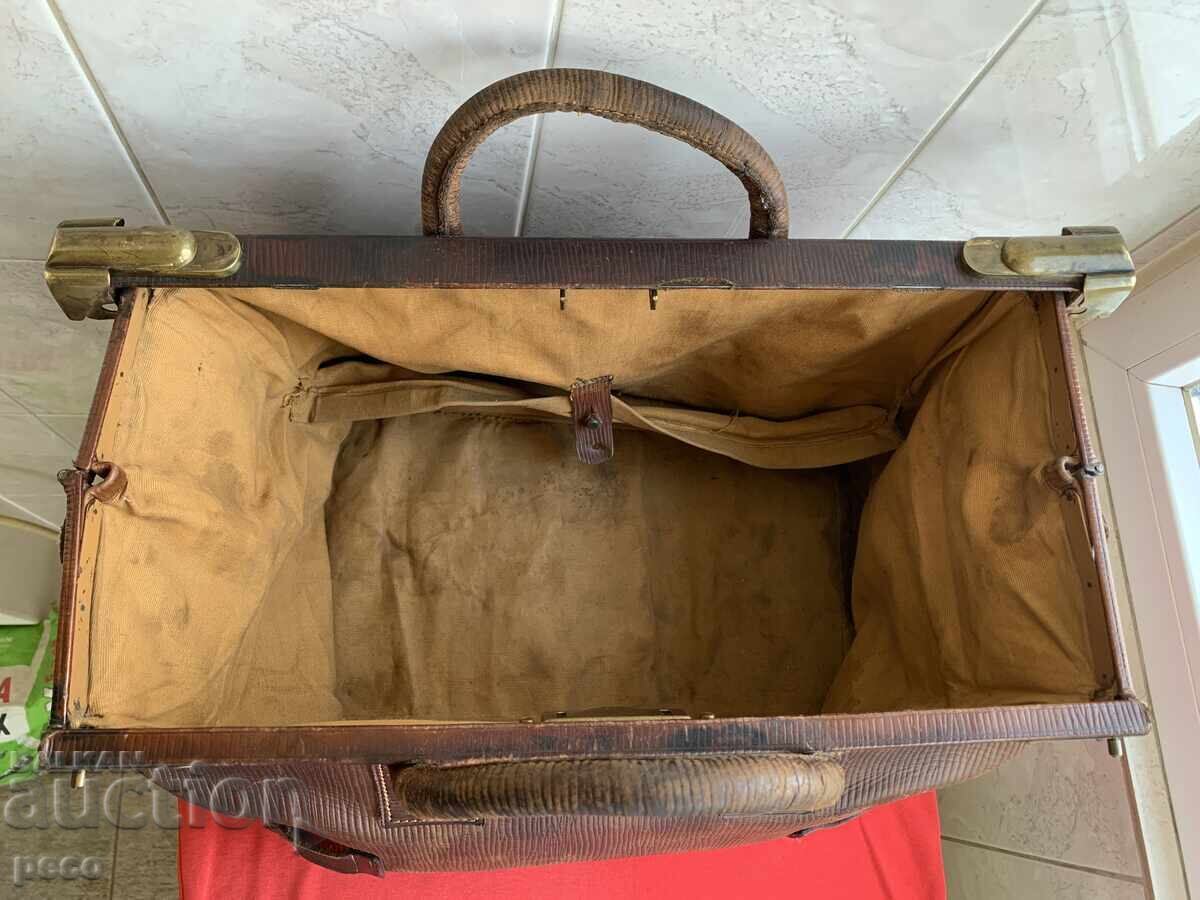 Παλιά δερμάτινη ιατρική τσάντα του συνταγματάρχη δρ. Βλαντιμίρ Ρουμένωφ με τιμή 280.00 BGN | € 143.16 Παλιά δερμάτινη ιατρική τσάντα του συνταγματάρχη δρ. Βλαντιμίρ Ρουμένωφ με τιμή 280.00 BGN | € 143.16