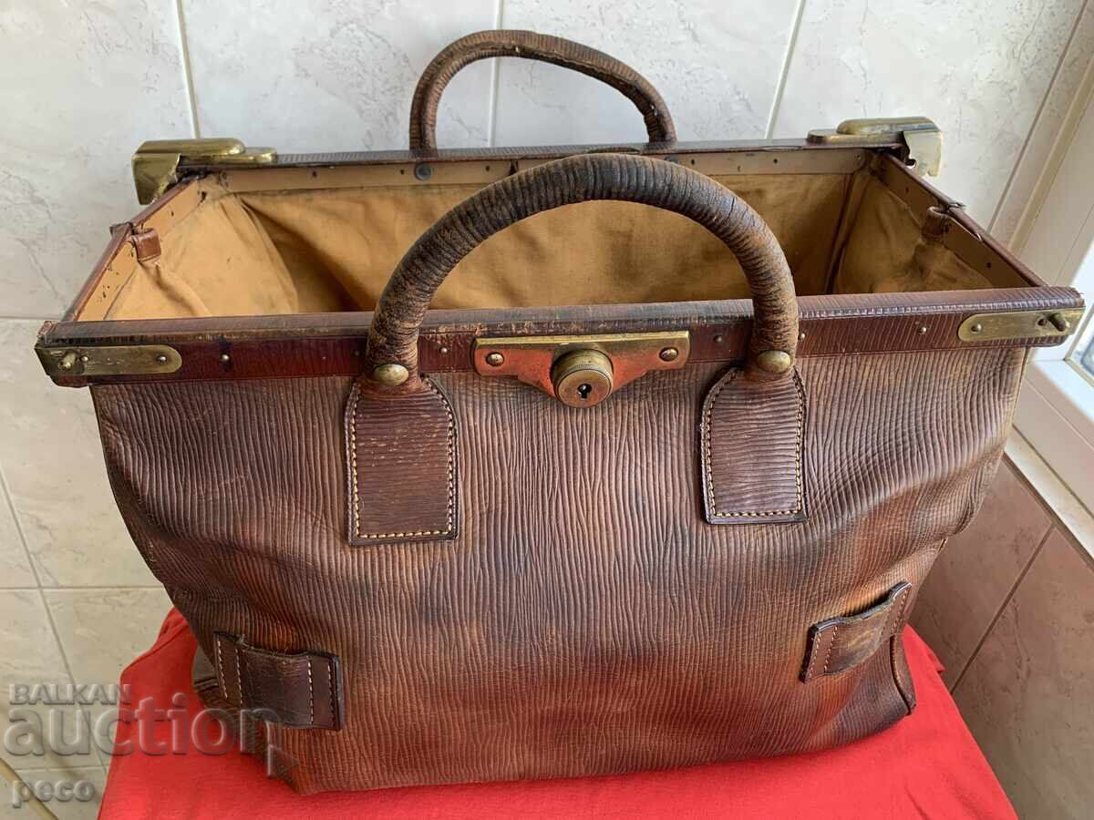 Παλιά δερμάτινη ιατρική τσάντα του συνταγματάρχη δρ. Βλαντιμίρ Ρουμένωφ