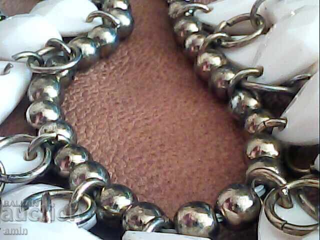 Доставка на красиво  колие за носия