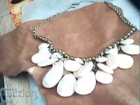 όμορφο κολιέ κοστουμιών