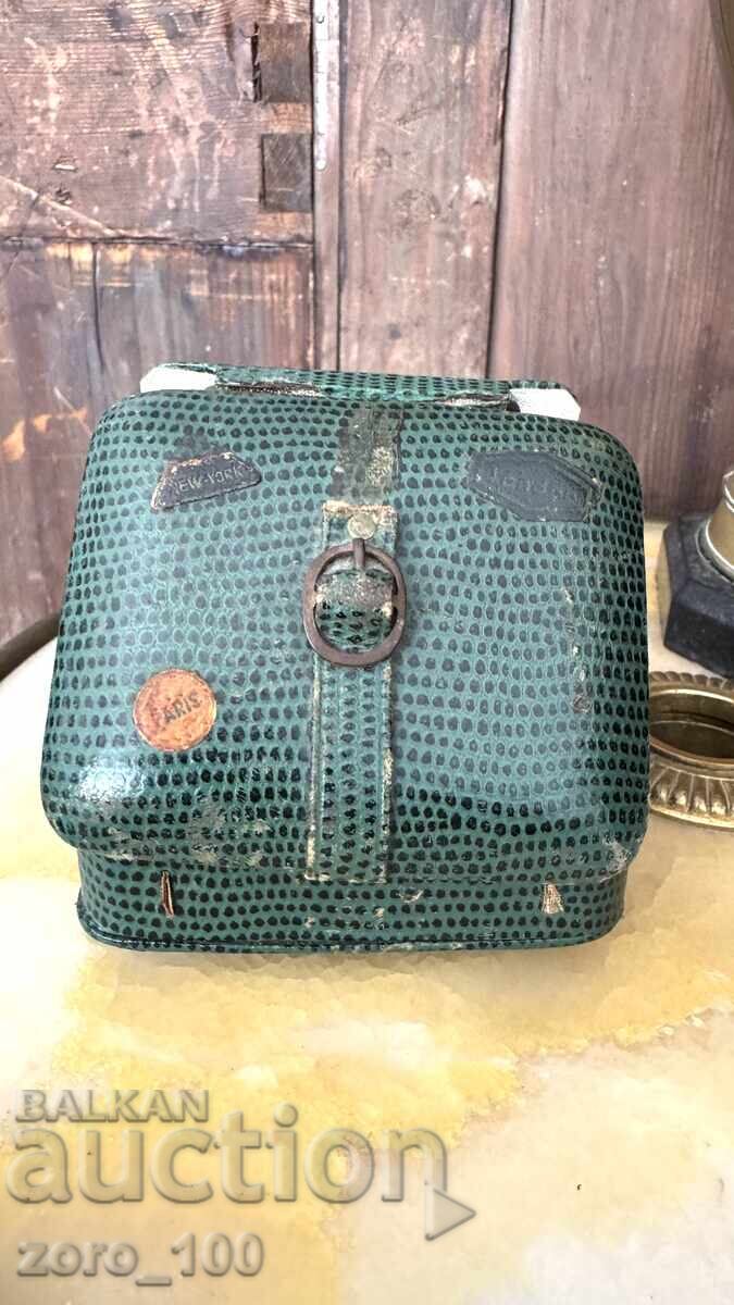 Ταξιδιωτικό ξυπνητήρι σε σχήμα βαλίτσας με τιμή 50.00 BGN | € 25.56 Ταξιδιωτικό ξυπνητήρι σε σχήμα βαλίτσας με τιμή 50.00 BGN | € 25.56