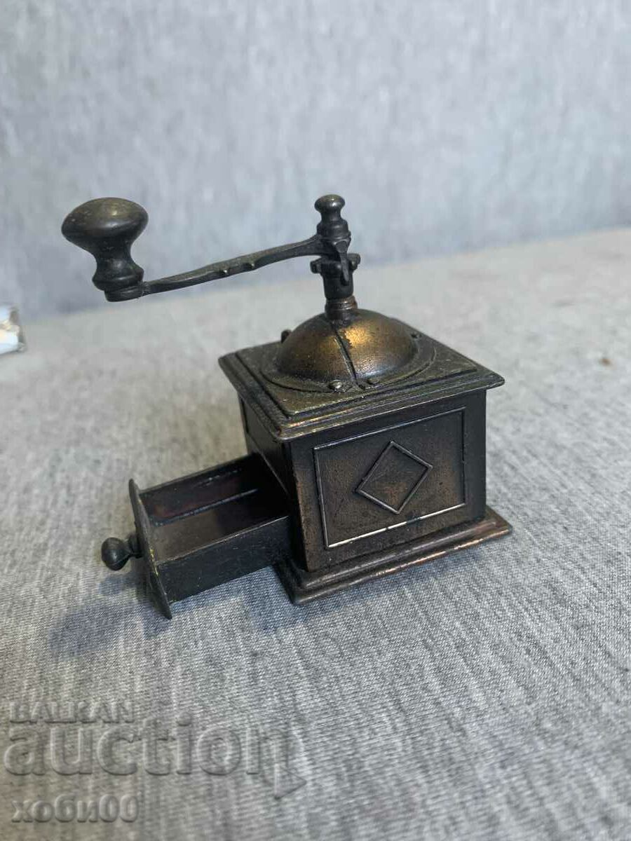 колекционерска острилка за моливи тип мелничка с цена 25.00 лв. | € 12.78 колекционерска острилка за моливи тип мелничка с цена 25.00 лв. | € 12.78