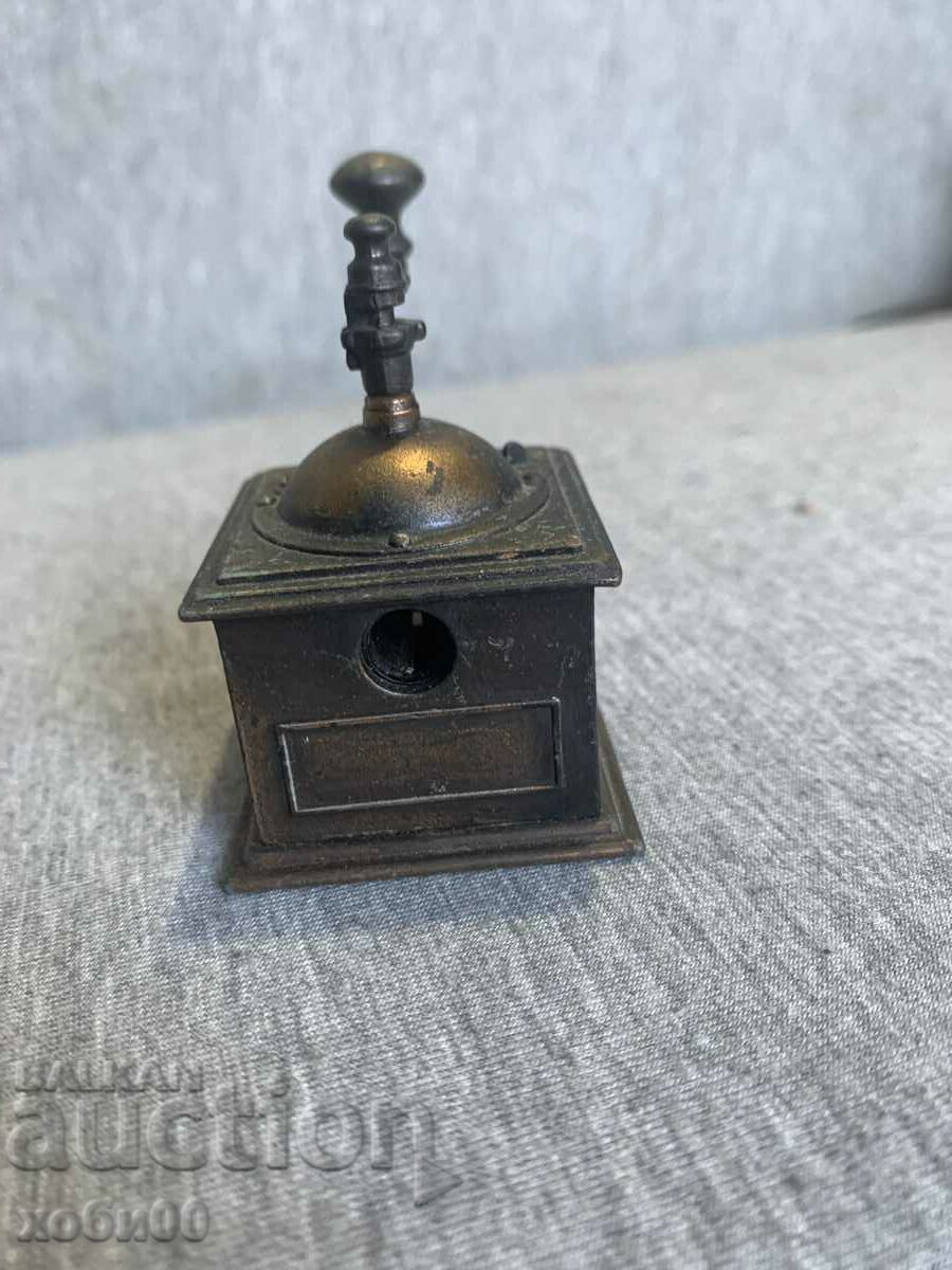 Аукцион колекционерска острилка за моливи тип мелничка Аукцион колекционерска острилка за моливи тип мелничка