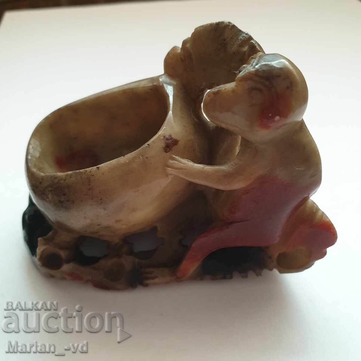 Livrarea Figurina veche din piatră de săpun Livrarea Figurina veche din piatră de săpun