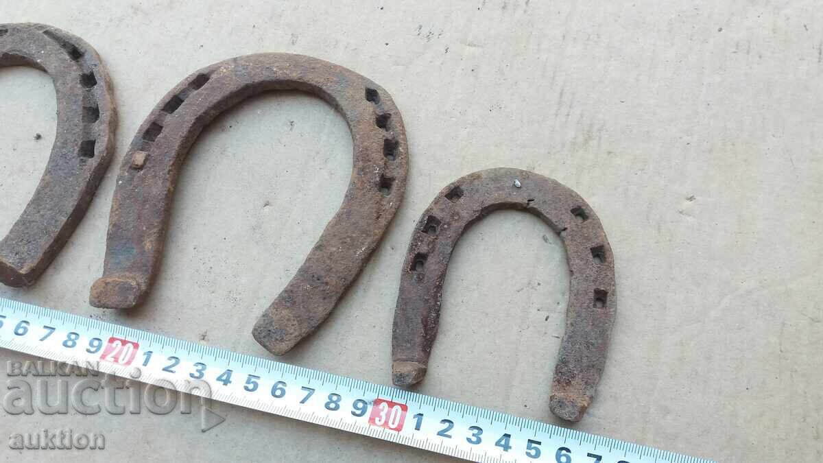 Delivery of LOT OF 3 HORSESHOES Delivery of LOT OF 3 HORSESHOES