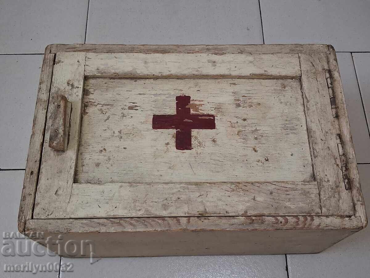 Παλιό κουτί φαρμακείου διαστάσεων 35/23/15 εκ με τιμή € 29.50 | 57.70 BGN