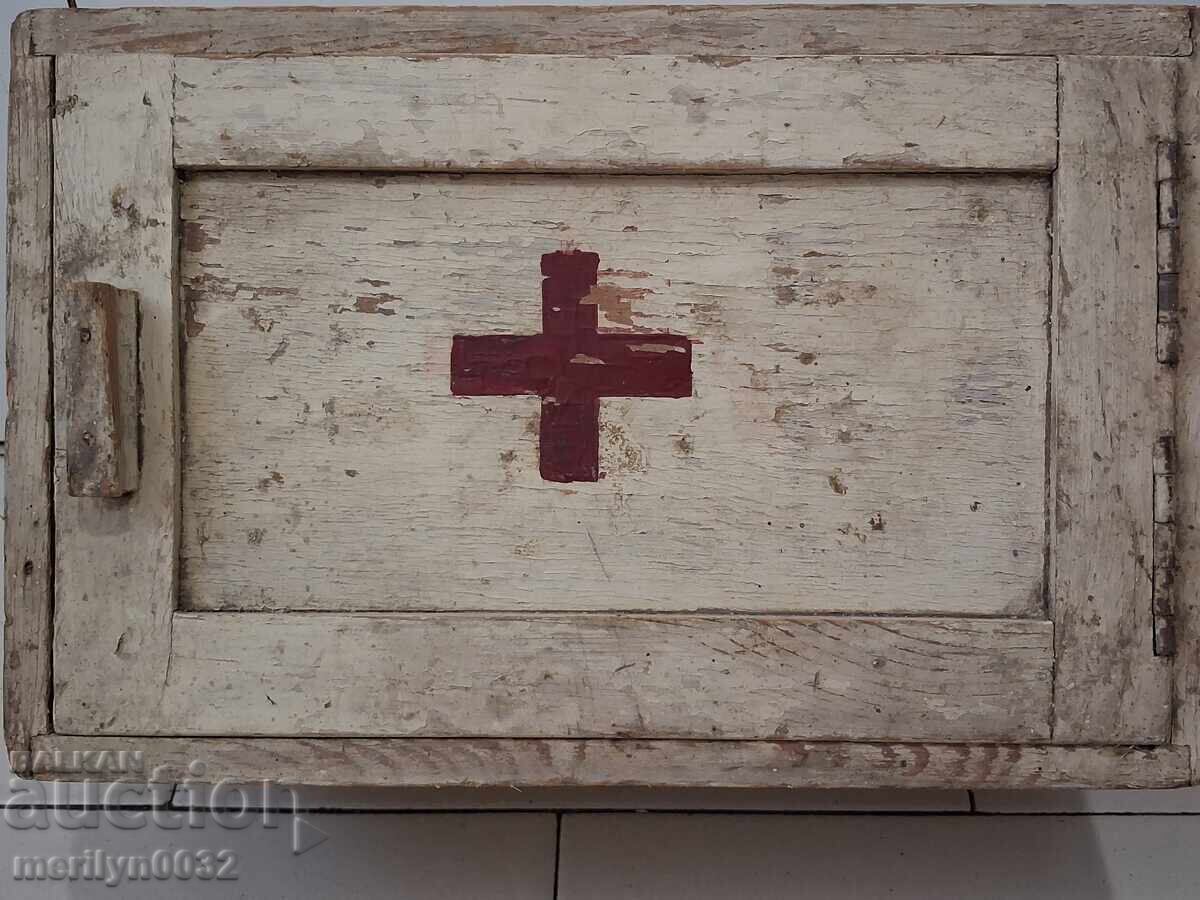 Licitație Cutie veche de trusă medicală, dimensiuni 35/23/15 cm