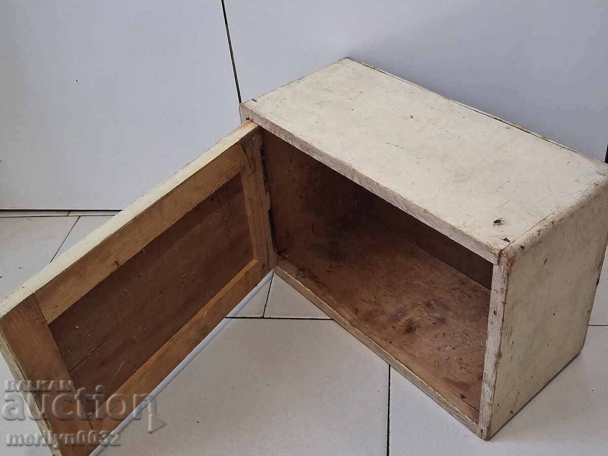 Livrarea Cutie veche de trusă medicală, dimensiuni 35/23/15 cm