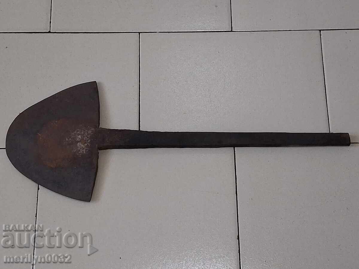 Licitație Plug forjat manual dintr-un plug vechi, fier forjat