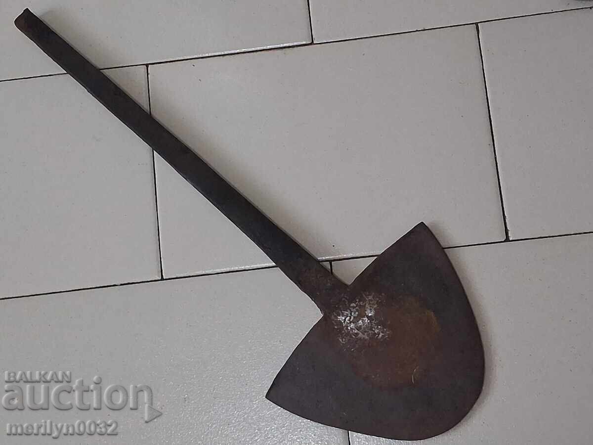 Plug forjat manual dintr-un plug vechi, fier forjat