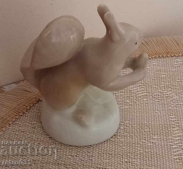 Стара порцеланова фигурка Катерица с орех. Русия с цена 37.00 лв. | € 18.92