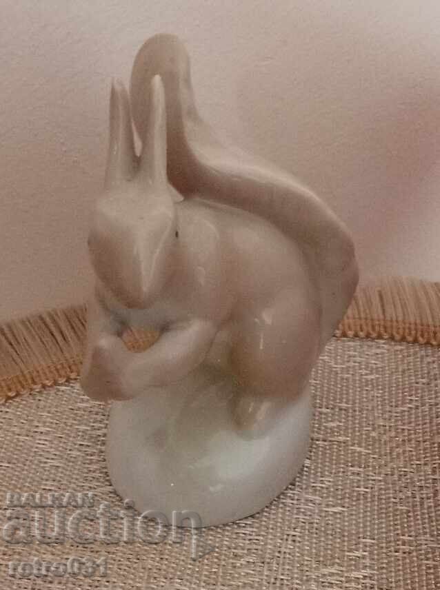 Стара порцеланова фигурка Катерица с орех. Русия
