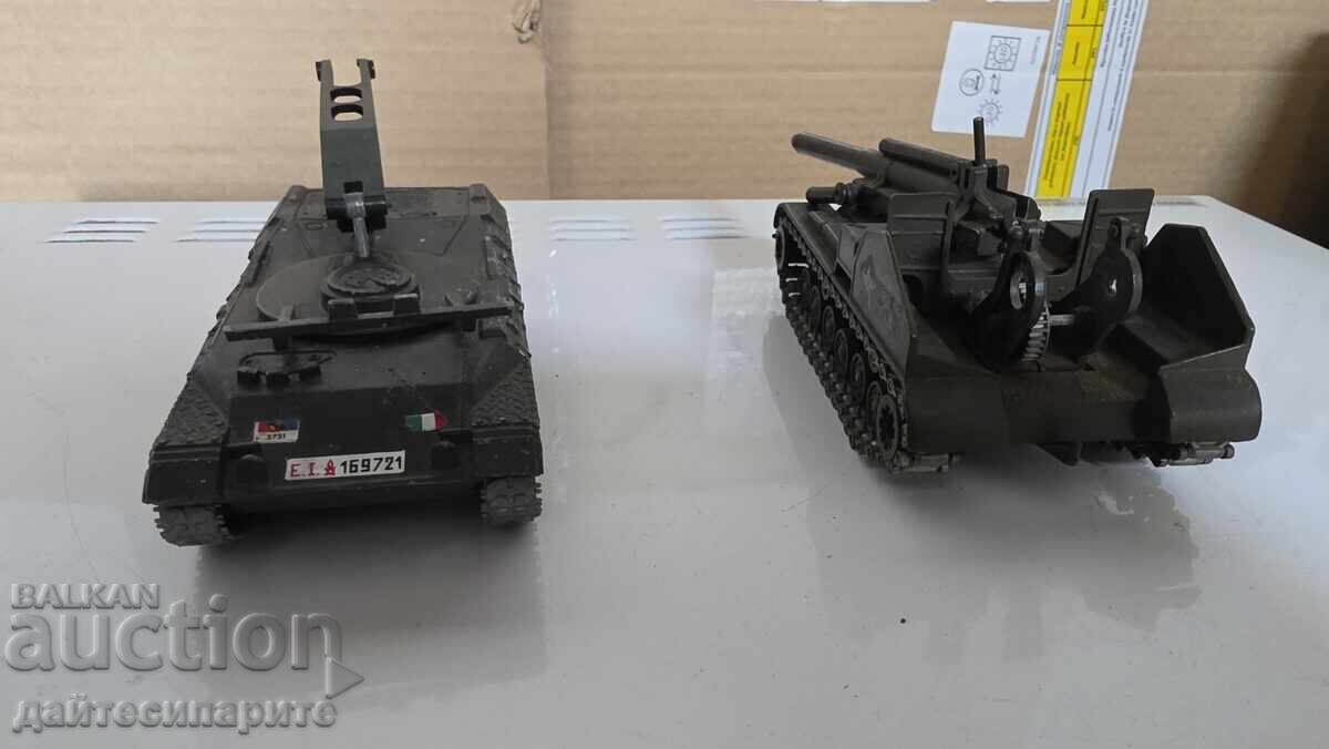 Auction  Tank model, disassembled, 2pcs