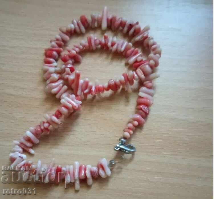 Auction  Vintage necklace made of natural red coral, 42 cm