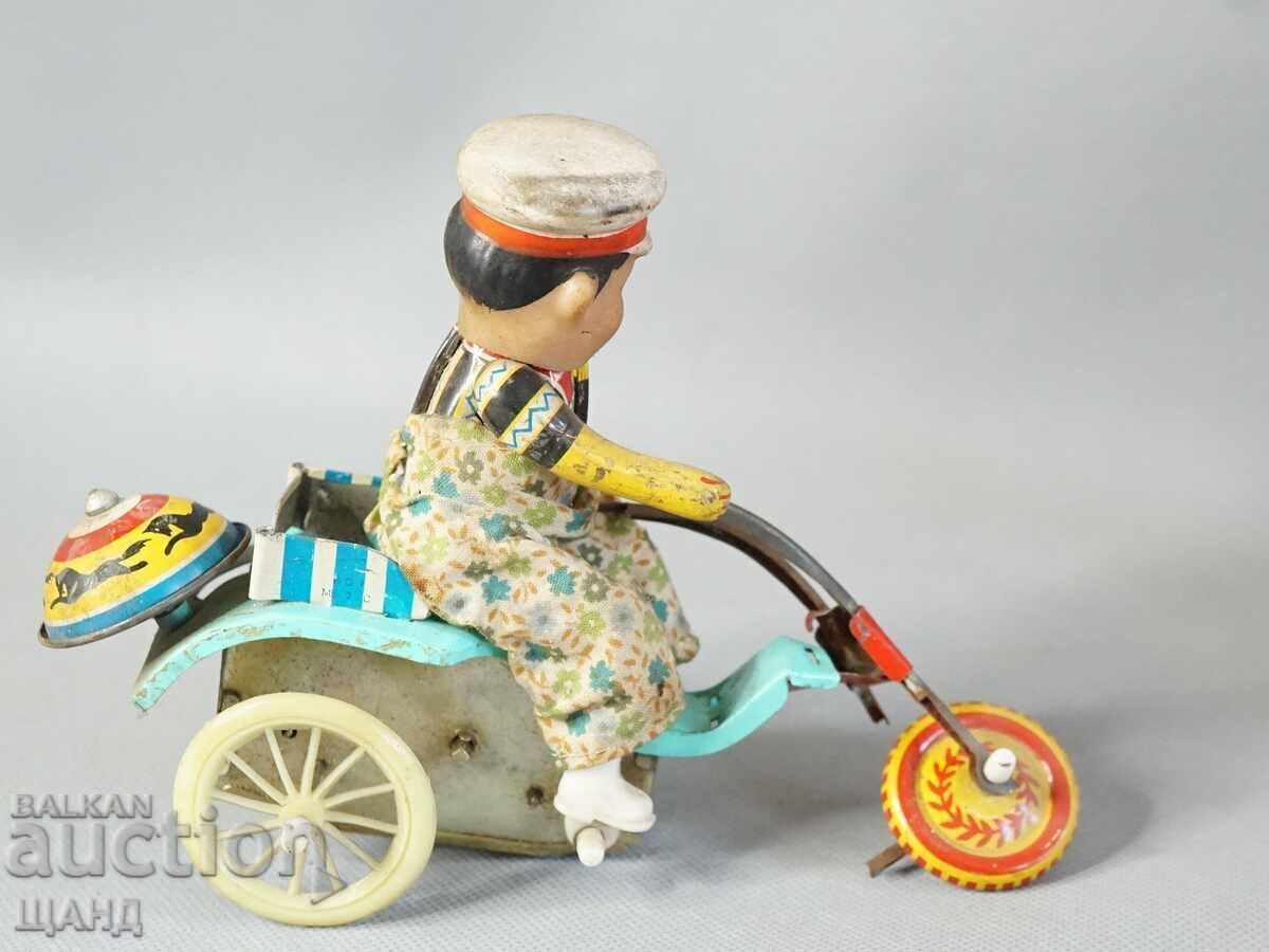 Παλιό Κινέζικο μηχανικό μεταλλικό παιχνίδι αγόρι με τρίκυκλο με τιμή 10.35 BGN | € 5.29