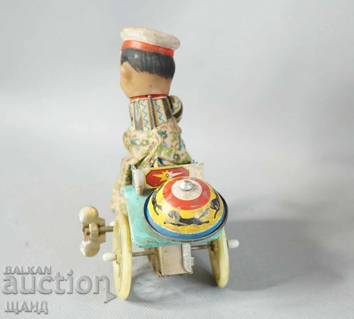 Παράδοση Παλιό Κινέζικο μηχανικό μεταλλικό παιχνίδι αγόρι με τρίκυκλο