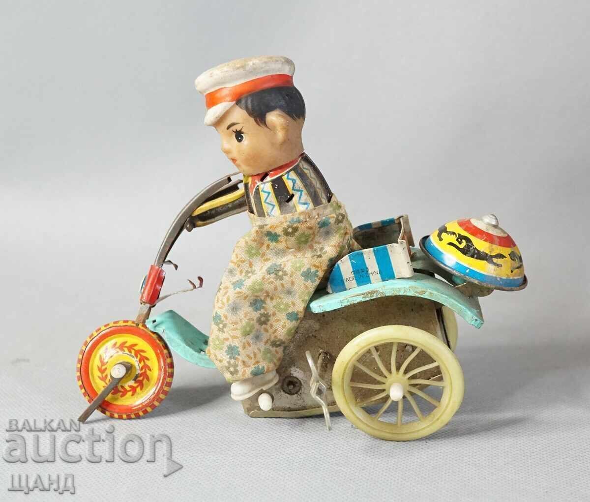 Παλιό Κινέζικο μηχανικό μεταλλικό παιχνίδι αγόρι με τρίκυκλο