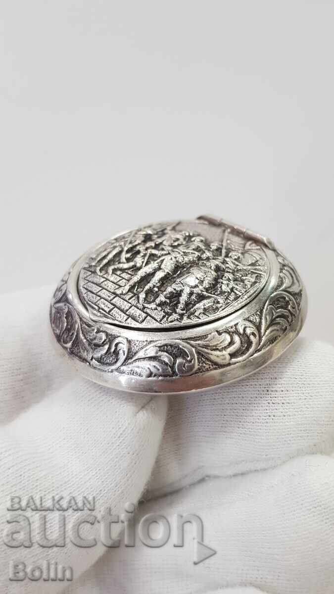 Cutie argint colecție, pastilieră cu mușchetari Europa cu preț € 140.00 | 273.82 BGN Cutie argint colecție, pastilieră cu mușchetari Europa cu preț € 140.00 | 273.82 BGN