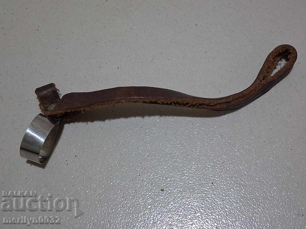 Curea din piele pentru baston de cauciuc Ministerul de Interne RPR anii '80 cu preț 20.00 BGN | € 10.23 Curea din piele pentru baston de cauciuc Ministerul de Interne RPR anii '80 cu preț 20.00 BGN | € 10.23