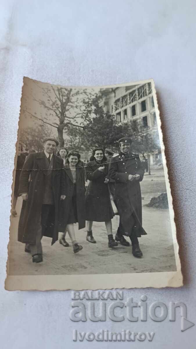 Φωτογραφία Σόφιας: Αξιωματικός άνδρας και γυναίκες σε βόλτα